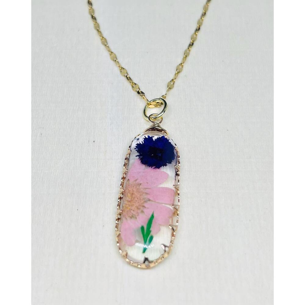 Resin dried flower pendant, dried flower pendant, resin pendant,